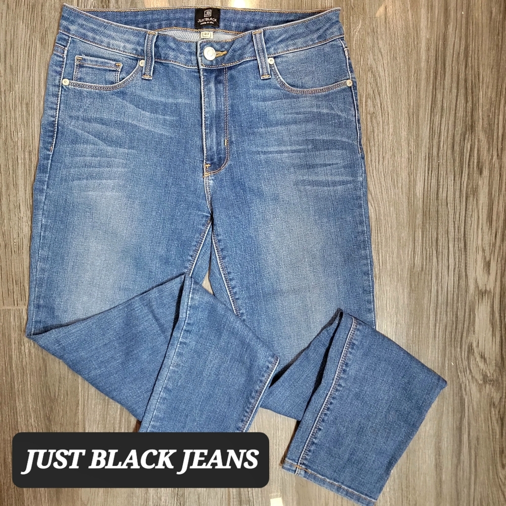 Just Black skinny jean. Distressed knee. Size 27. Made in USA.